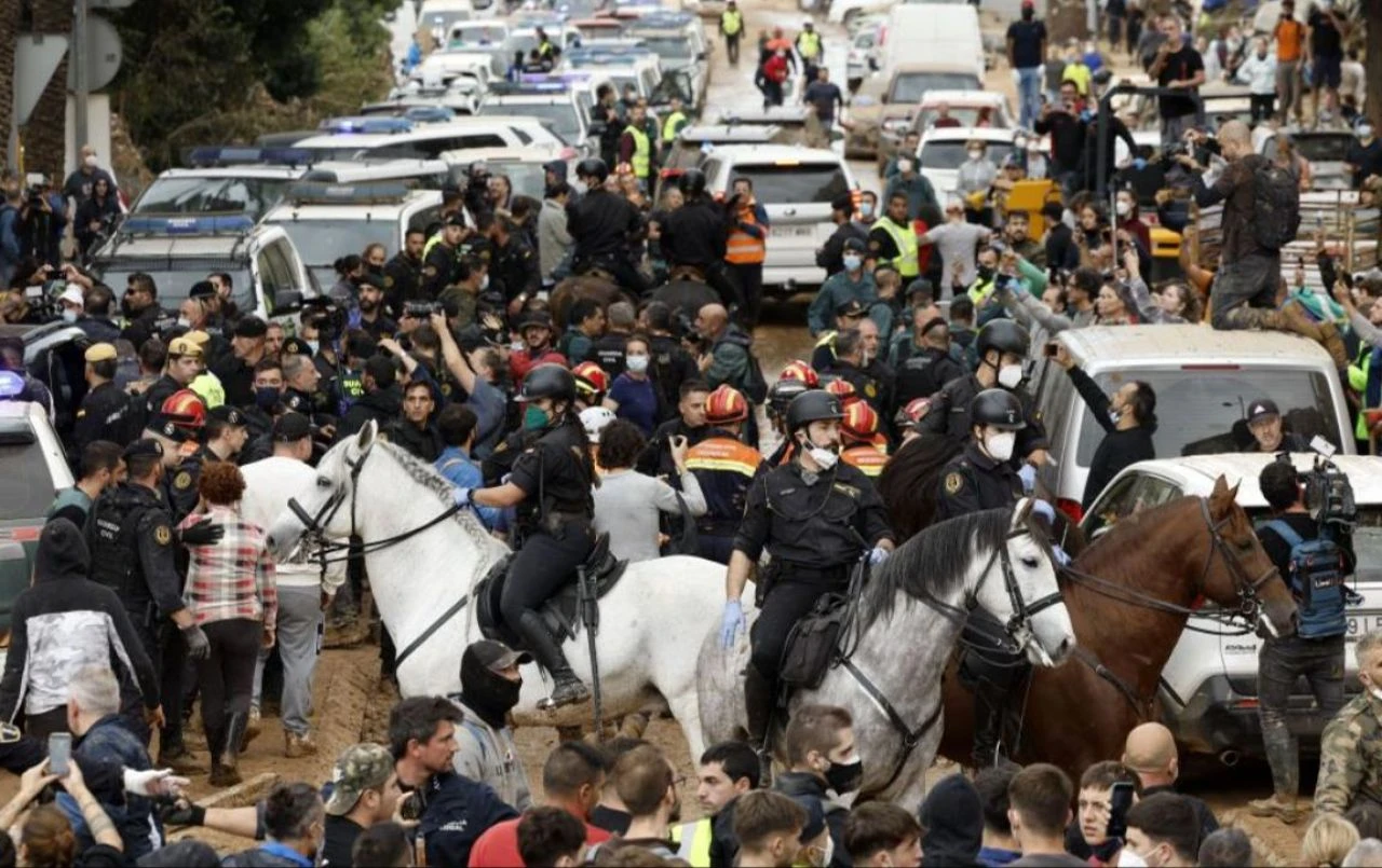 İspanya'da sel bölgesine giden Kral Felipe ve Başbakan Saznchez’e saldırı!  - 1. Resim