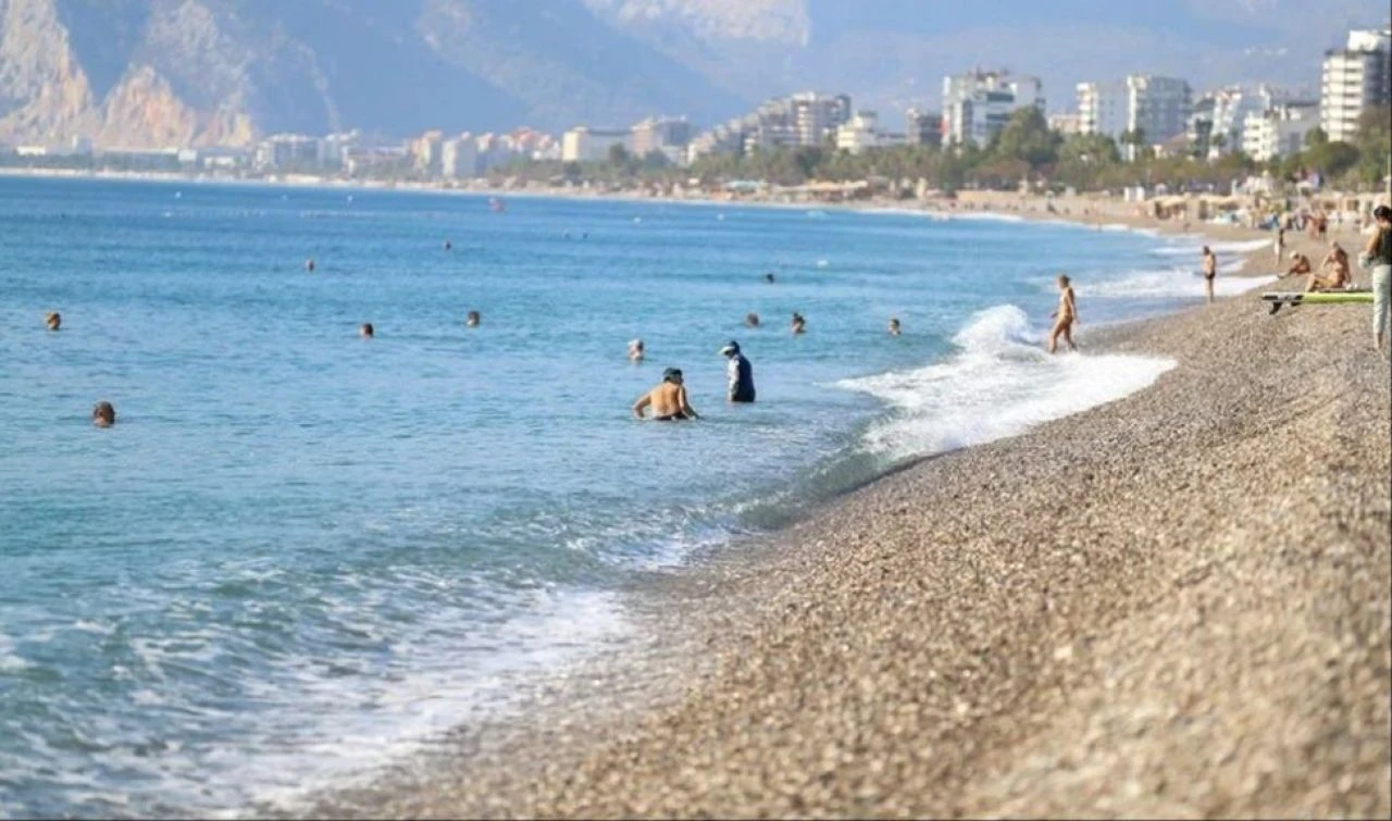 İstanbul'da yorgan, Antalya'da mayo! Güneşi gören sahile koştu - 3. Resim