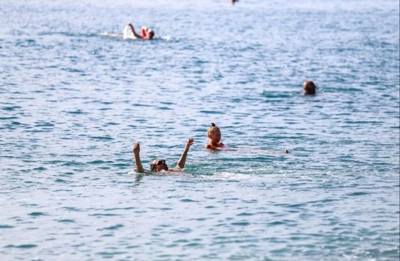 İstanbul'da yorgan, Antalya'da mayo! Güneşi gören sahile koştu - 1. Resim
