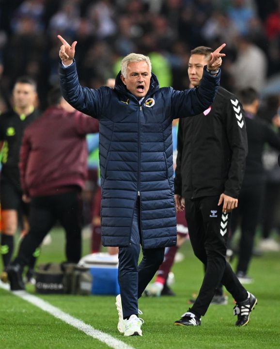 Jose Mourinho'dan Trabzonspor maçı sonrası sevinç gösterisi! - 3. Resim