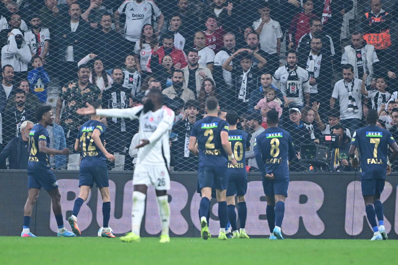 Maçta gergin anlar! Beşiktaş taraftarı Masuaku'ya dayanamadı: ''Ayakta duramıyor'' - 3. Resim