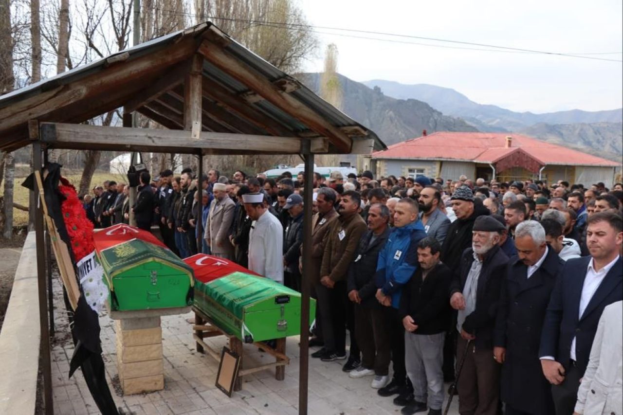 Ölüme de birlikte gittiler! İki arkadaşın cenazesinde gözyaşları sel oldu - 1. Resim