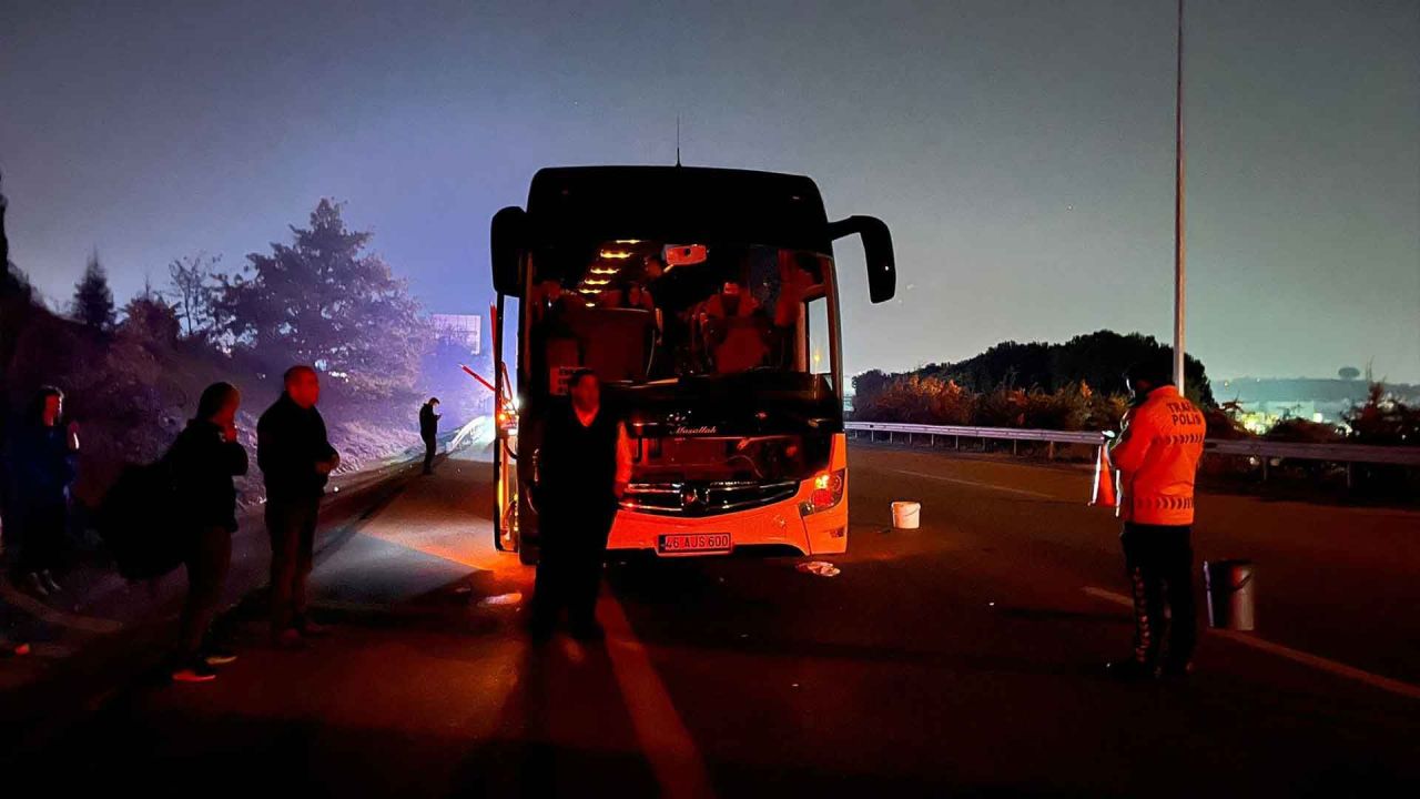 Otobanda facia: Yolun karşısına geçmek isterken canından oldu - 1. Resim