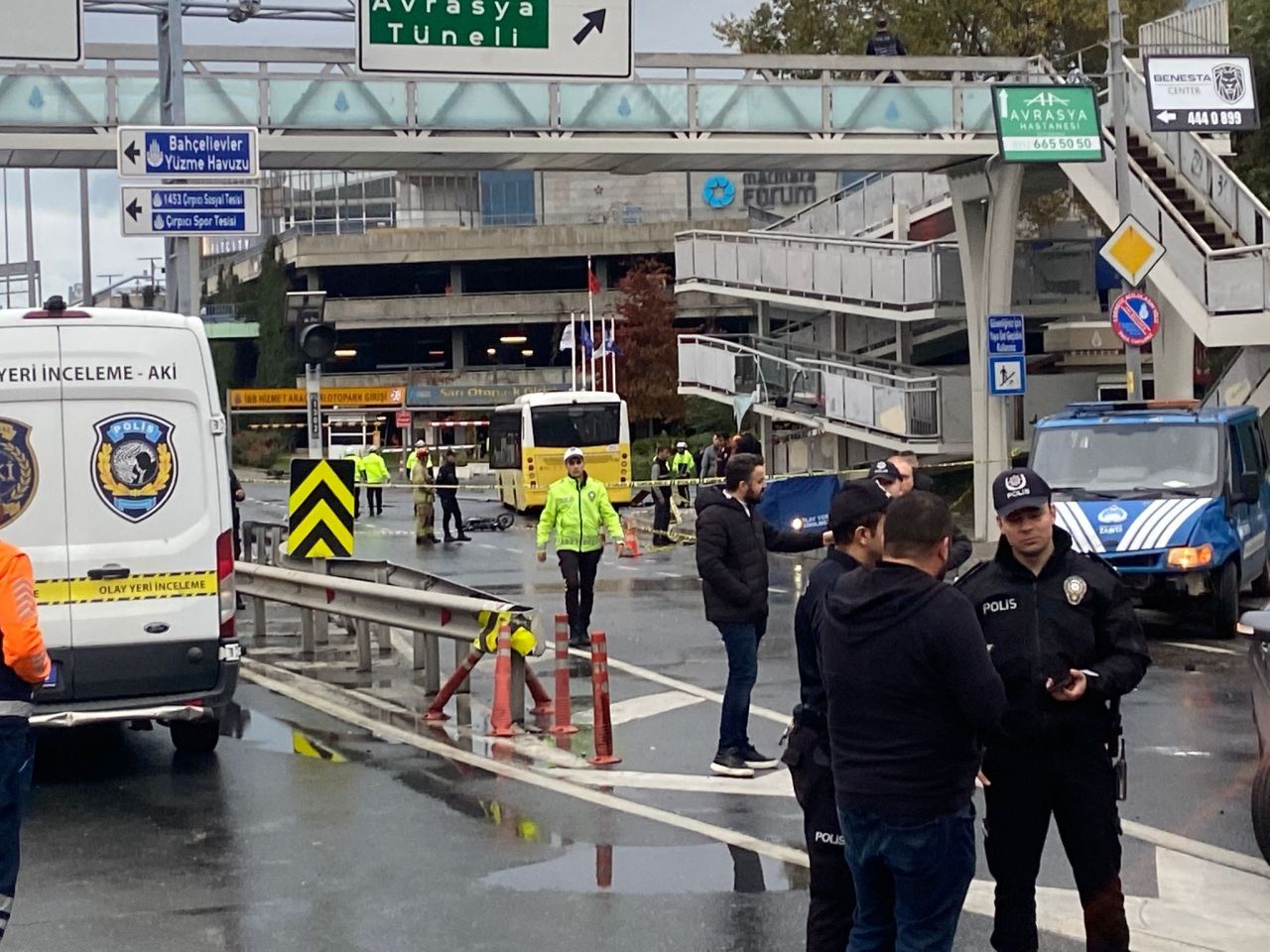 Son dakika | Bakırköy'de kahreden kaza! Polisi ekibine İETT otobüsü çarptı: 1 şehit - 1. Resim