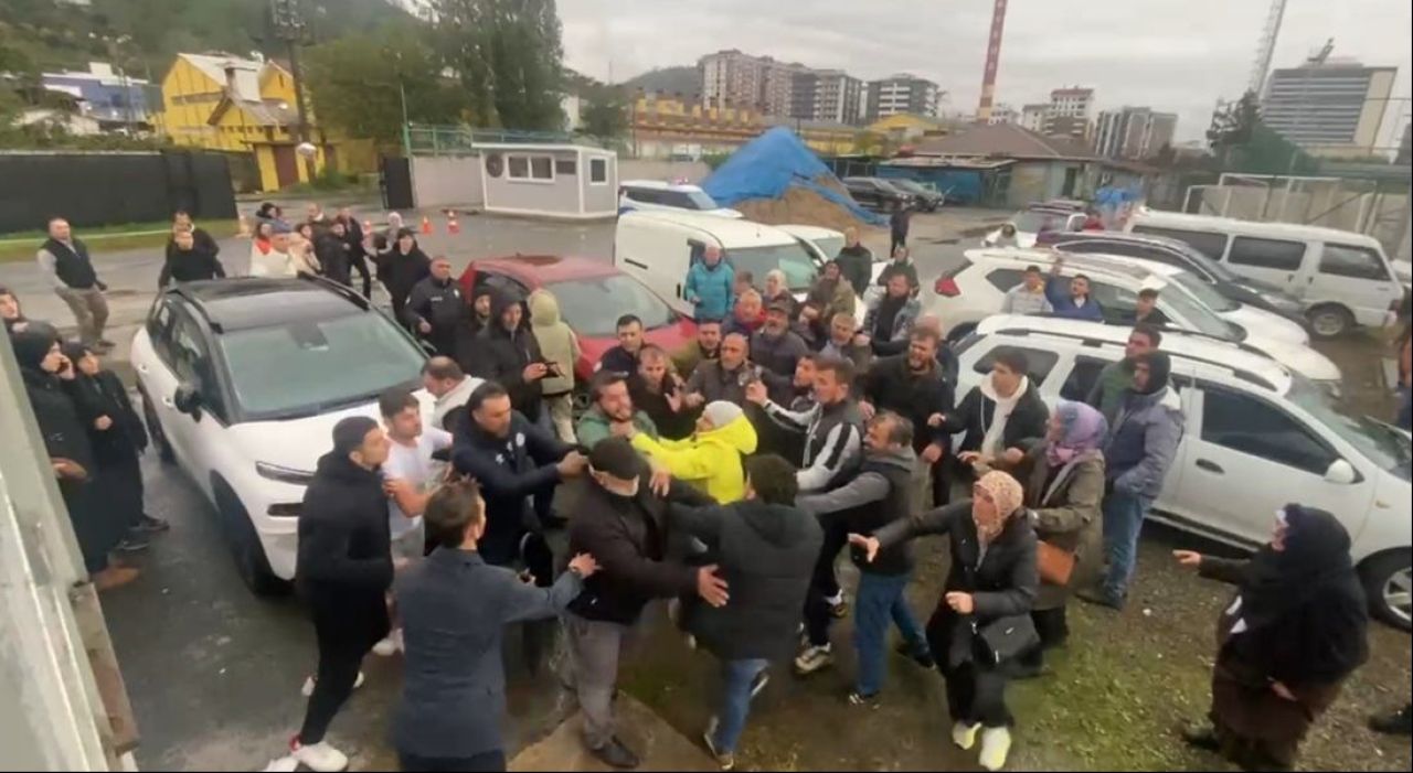 Türk futbolunda utanç görüntüleri! Genç yeteneklerin U14 liginde kavga çıktı, biber gazı sıkıldı - 1. Resim