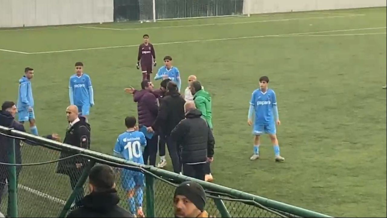 Türk futbolunda utanç görüntüleri! Genç yeteneklerin U14 liginde kavga çıktı, biber gazı sıkıldı - 3. Resim