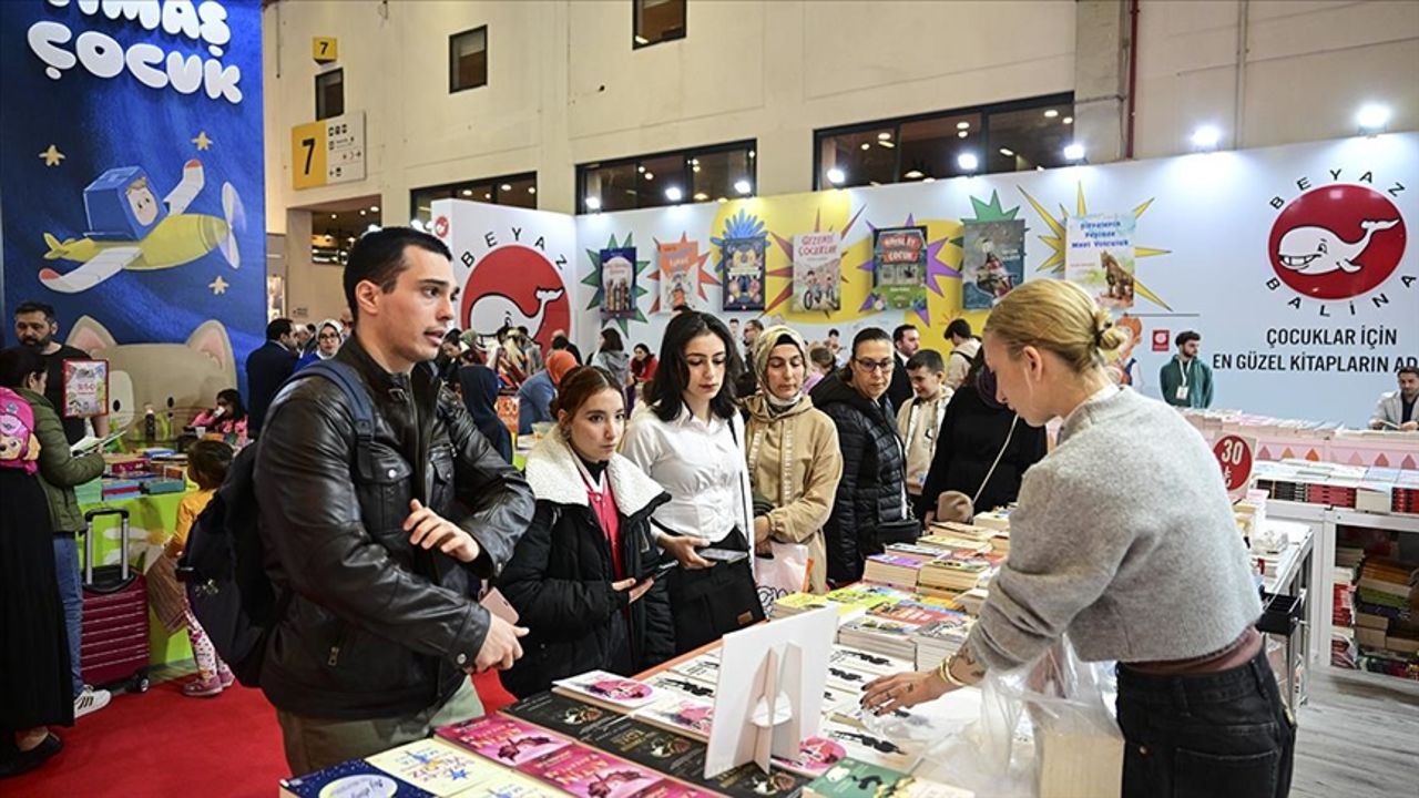 TÜYAP Kitap Fuarı'nın hafta içi ve hafta sonu kapanış saatleri değişiklik gösteriyor