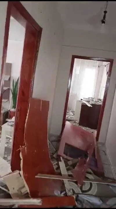 Adeta kek gibi kabardı: Patlama sonrası evin geldiği hal görüntülendi!