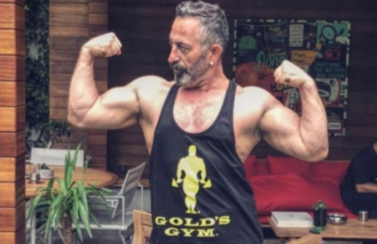 Cem Yılmaz kaslı fotoğrafını paylaşıp spor hocasına meydan okudu - 1. Resim