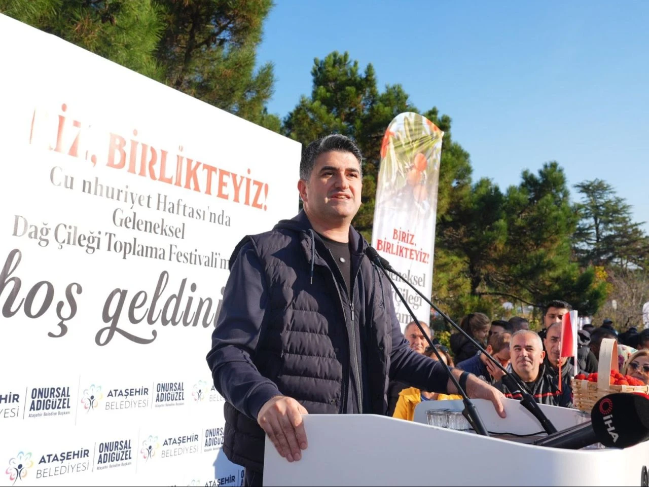 Doğaseverler, 438 metre yüksekliğindeki Kayışdağı Ormanı’nda dağ çileği topladı