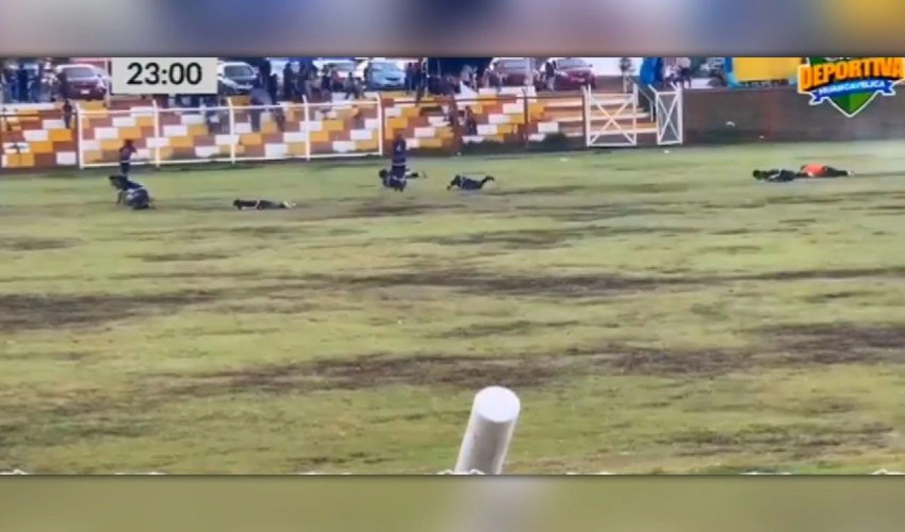 Futbol maçı sırasında sahaya yıldırım düştü! Futbolcular yere yığıldı kaldı, o anlar kameraya yansıdı - 1. Resim