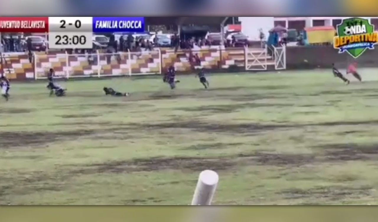 Futbol maçı sırasında sahaya yıldırım düştü! Futbolcular yere yığıldı kaldı, o anlar kameraya yansıdı - 2. Resim