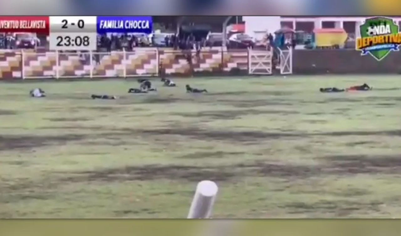 Futbol maçı sırasında sahaya yıldırım düştü! Futbolcular yere yığıldı kaldı, o anlar kameraya yansıdı - 3. Resim