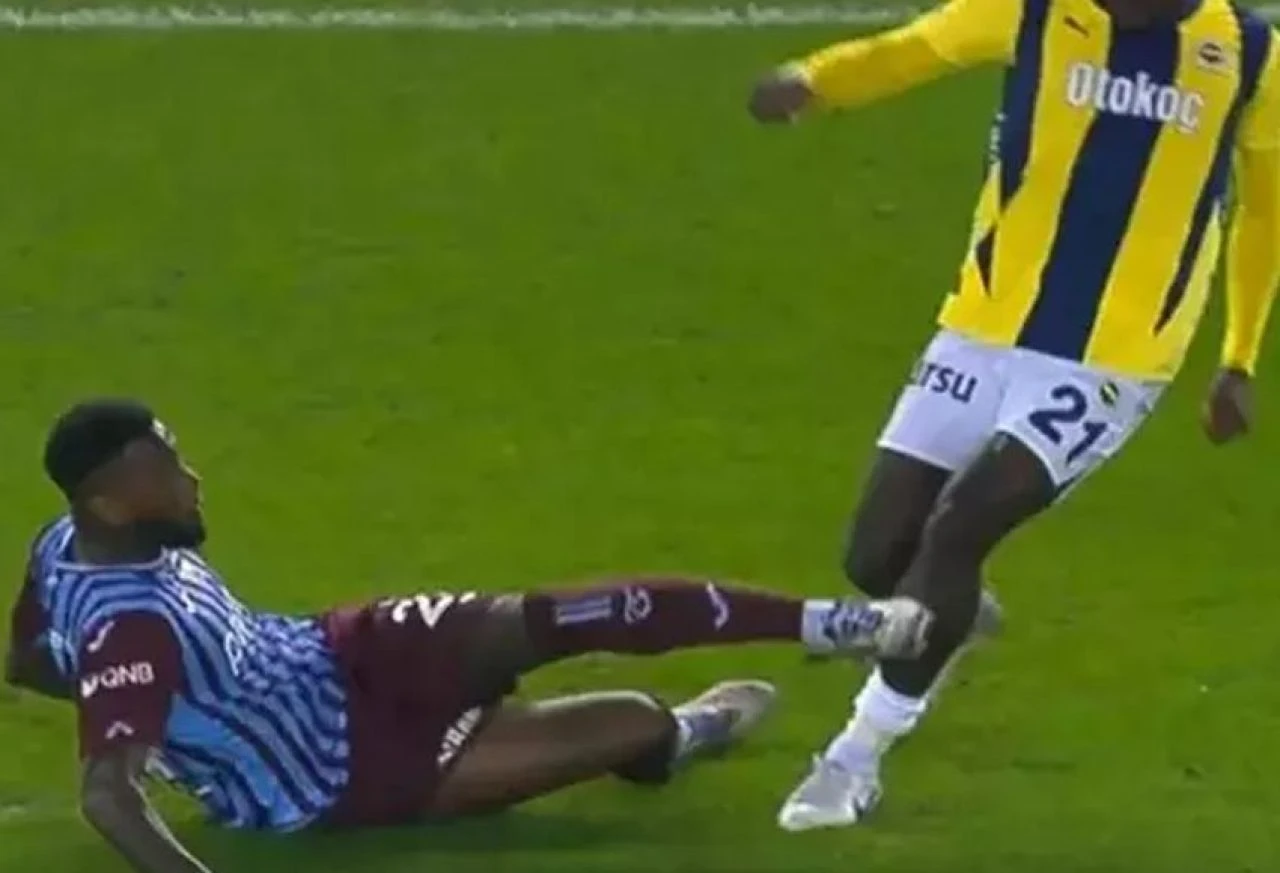 Jose Mourinho'dan Trabzonspor maçıyla ilgili bir tepki daha! Kritik pozisyonu paylaştı - 1. Resim