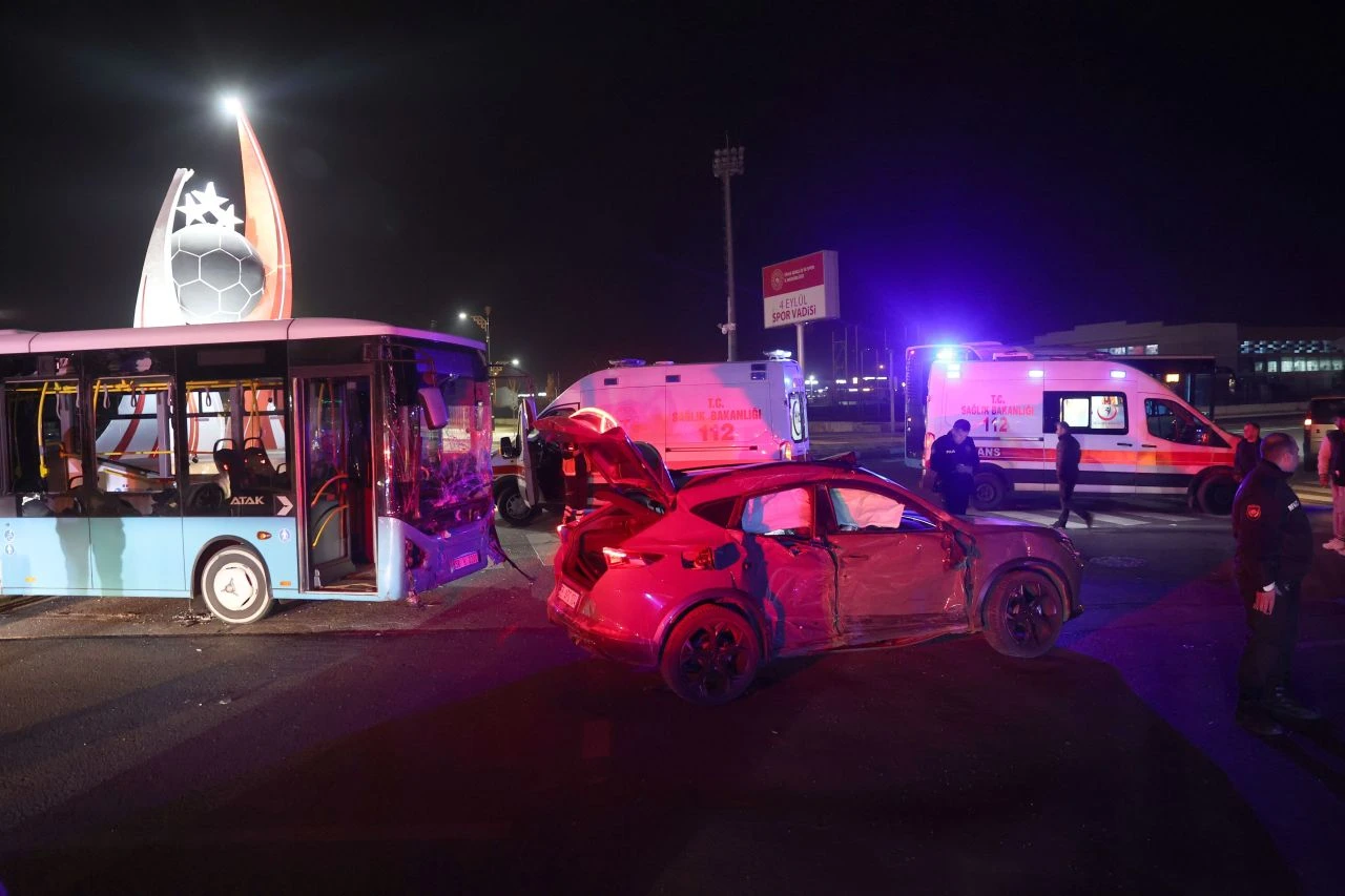 Kaza anı otobüsün iç kamerasına yansıdı: Yolcular savruldu, yaralılar var - 1. Resim