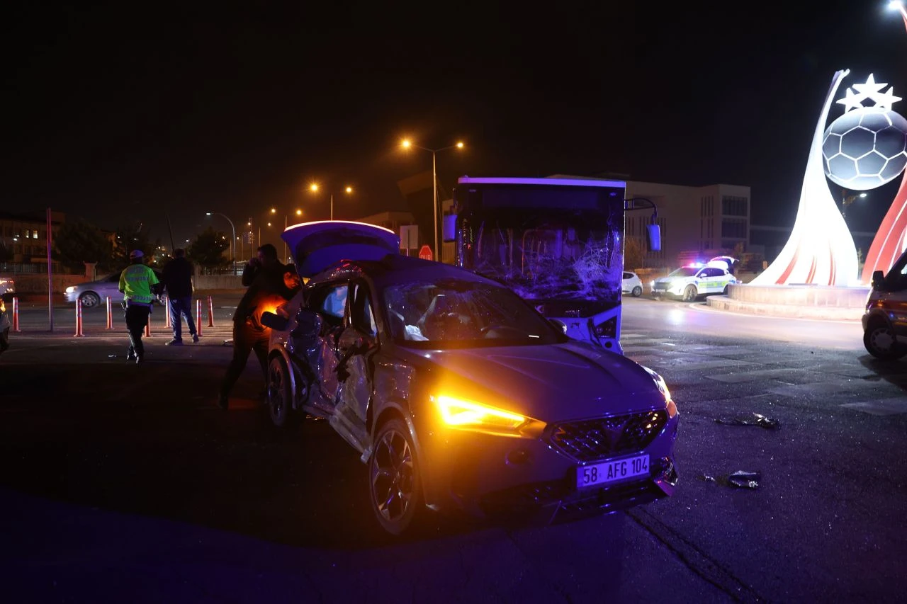 Kaza anı otobüsün iç kamerasına yansıdı: Yolcular savruldu, yaralılar var - 2. Resim