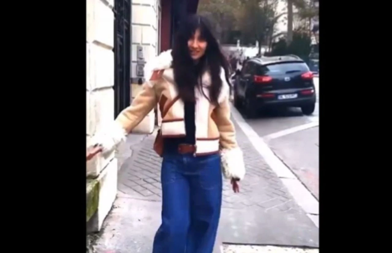 Tuba Büyüküstün kızları Maya ve Toprak ile Paris sokaklarında dans etti! - 1. Resim