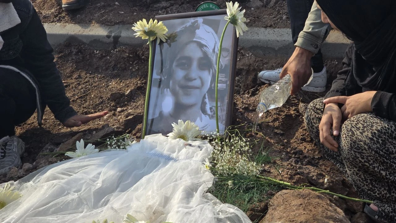 Vahşice katledilen Şirin'in cenazesinde gözyaşları sel oldu! Baba mezara sarılarak ağladı - 1. Resim