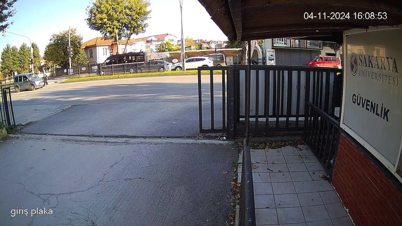 Yaya geçidinde kız çocuğunu havaya savurdu! Feci kaza kamerada - 2. Resim