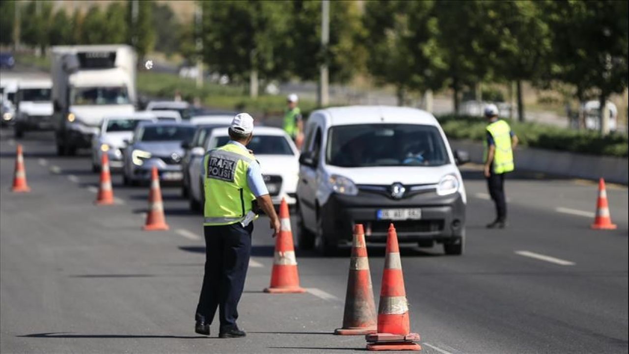 2025 trafik cezaları belli oldu! Bunu yapan yandı: Cezası 9 bin 267 TL'ye çıktı - 1. Resim