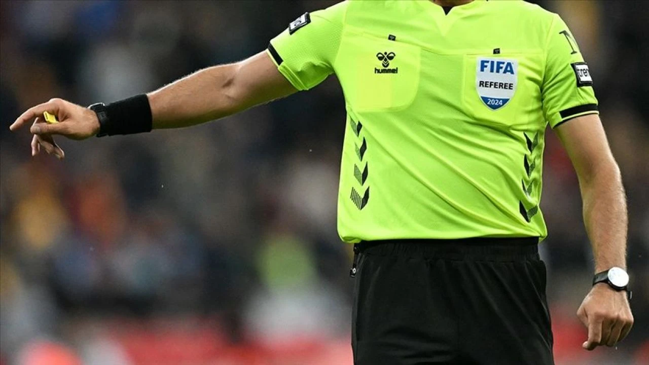 AZ Alkmaar-Fenerbahçe maçının hakeminin kim olduğu açıklandı! John Beaton'un istatistikleri - 1. Resim