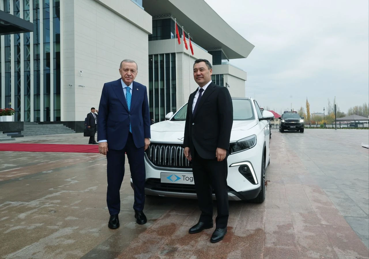 Cumhurbaşkanı Erdoğan ve Kırgız mevkidaşı Caparov arasında sürpriz hediyeleşme! Togg'a karşılık at jesti - 2. Resim