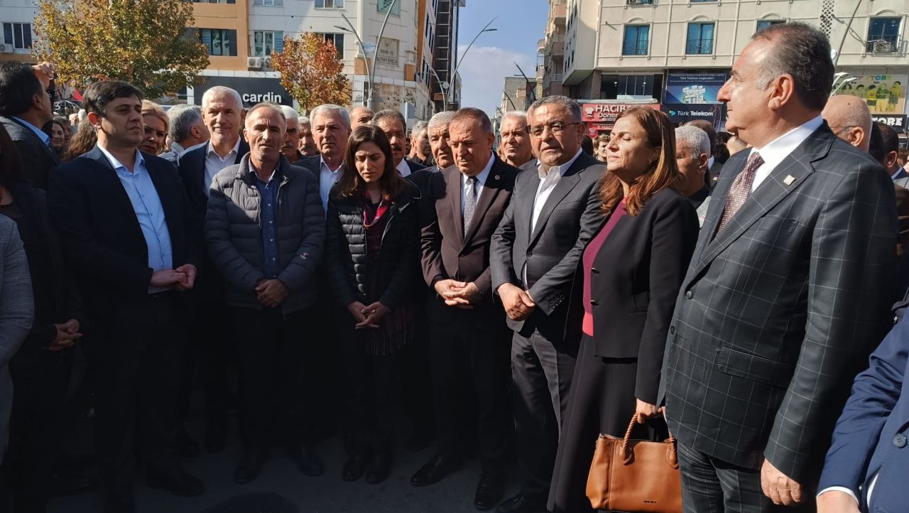 DEM Parti ile buluşan CHP'li Gökhan Zeybek baygınlık geçirdi - 1. Resim