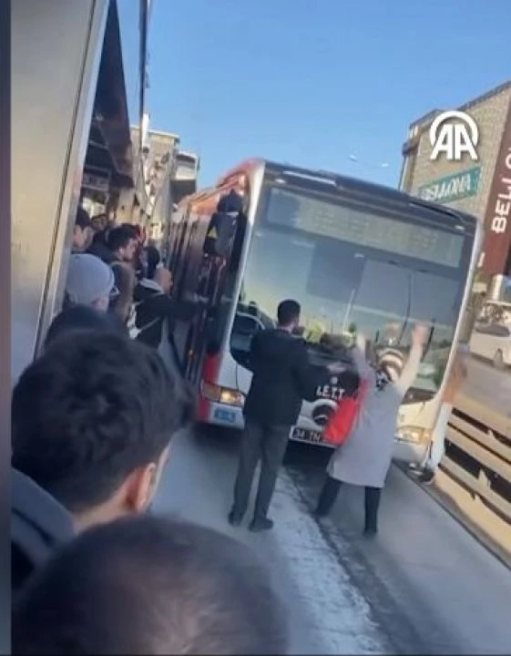 Öfkeli kadın metrobüsün önünü kesip şoförle tartıştı! O anlar kamerada