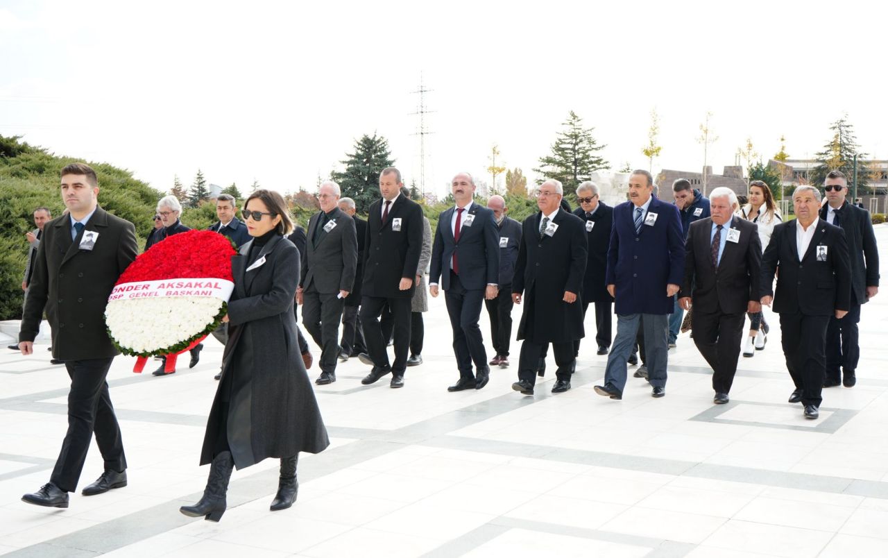 Önder Aksakal'dan Özgür Özel'e salvolar: PKK yandaşlarıyla el ele geziyor - 1. Resim