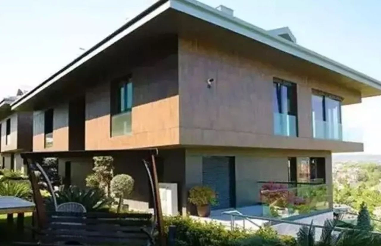 Serdar Ortaç "Evini satıyor" haberlerine ateş püskürdü! Uykulu haliyle video paylaştı