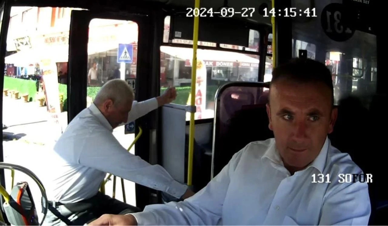 Şoke eden kaza kamerada! Yaşlı adam fren yapan otobüsten böyle düştü - 1. Resim