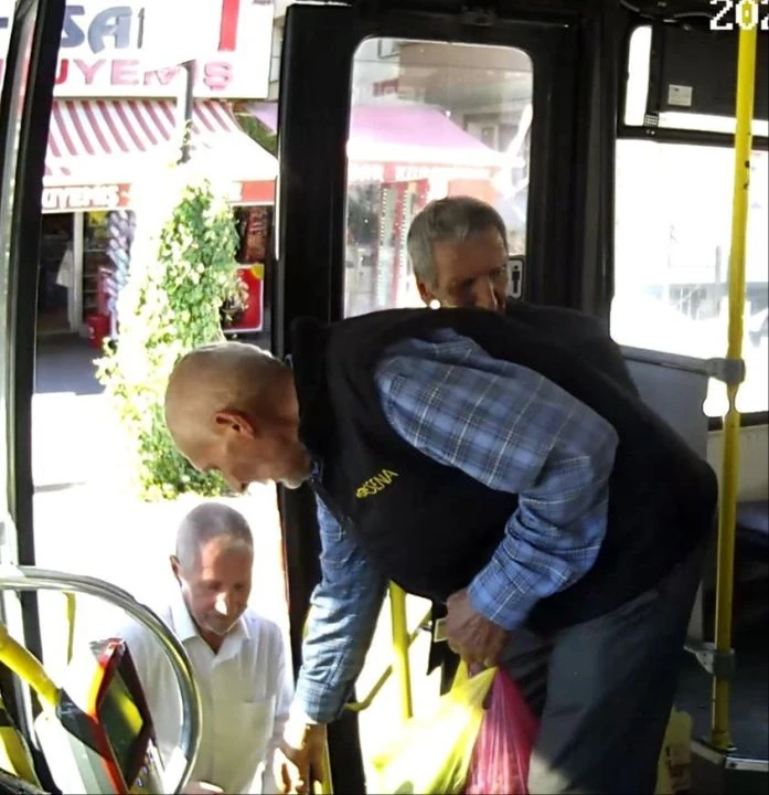 Şoke eden kaza kamerada! Yaşlı adam fren yapan otobüsten böyle düştü - 2. Resim
