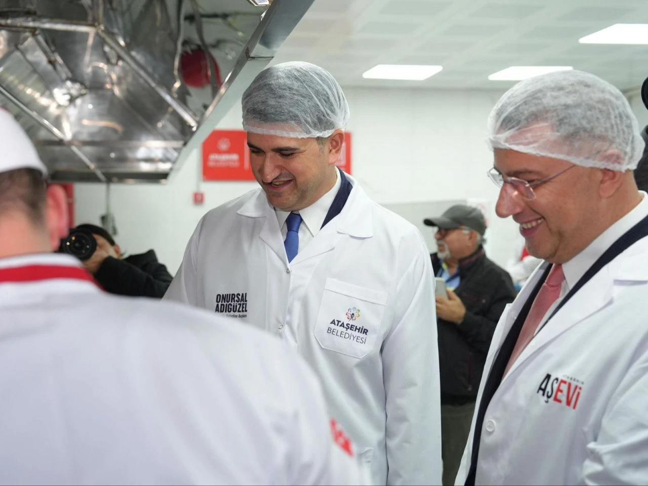 Ataşehir Belediyesi’nden öğrencilere 65 bin adet beslenme paketi!