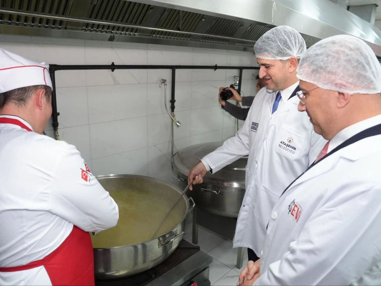 Ataşehir Belediyesi’nden öğrencilere 65 bin adet beslenme paketi!