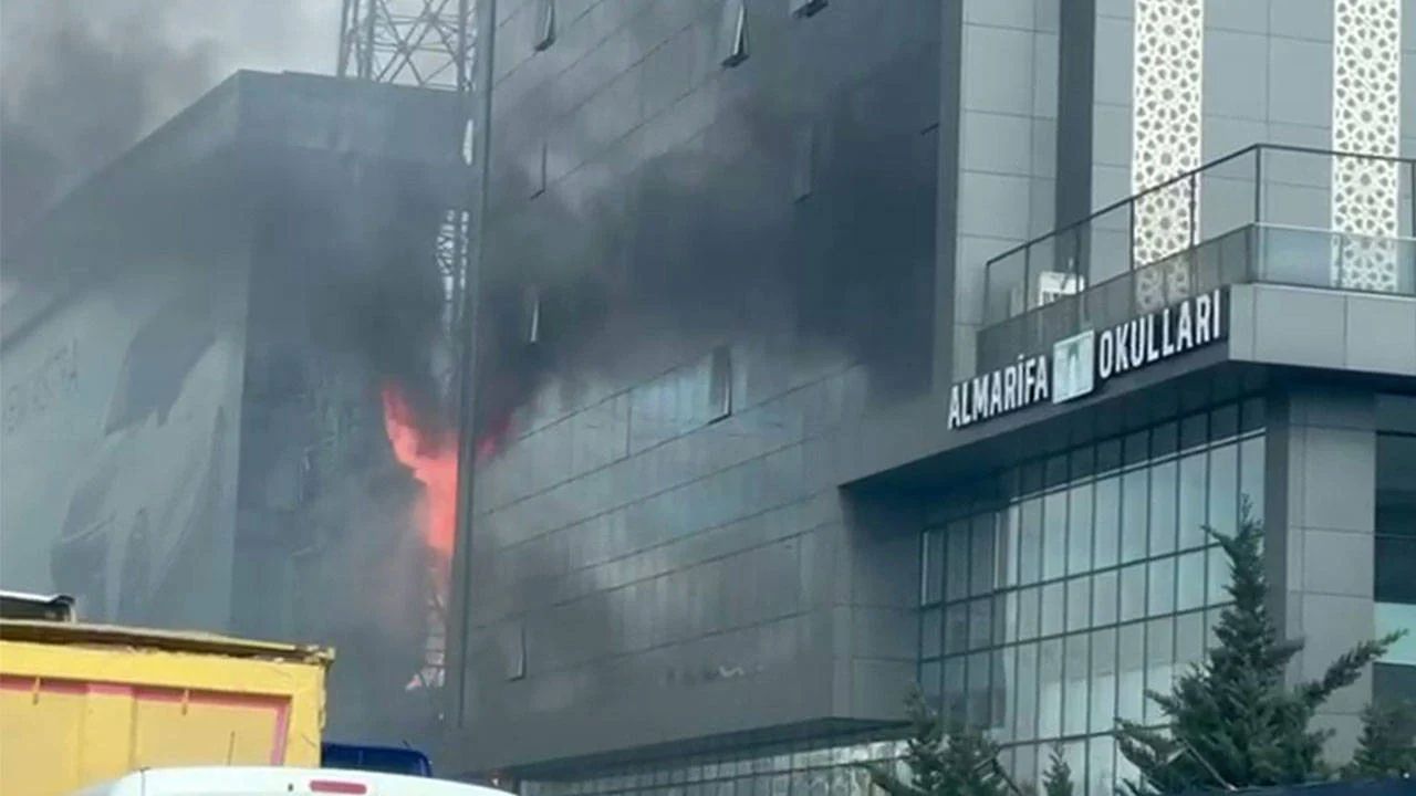 Bahçelievler'de özel okulda korkutan yangın! Çok sayıda ekip sevk edildi - 1. Resim