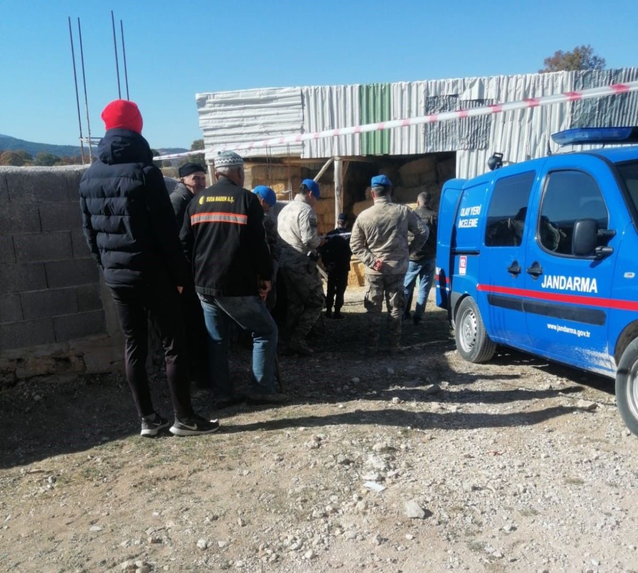 Günlerdir her yerde aranıyordu! Kayıp kadının cansız bedeni samanlıkta bulundu! Dikkat çeken 12 saat detayı! - 2. Resim