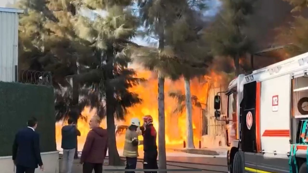 İzmir Çiğli&#039;de dumanlar yükseliyor! Yangının sebebi henüz belirlenmedi