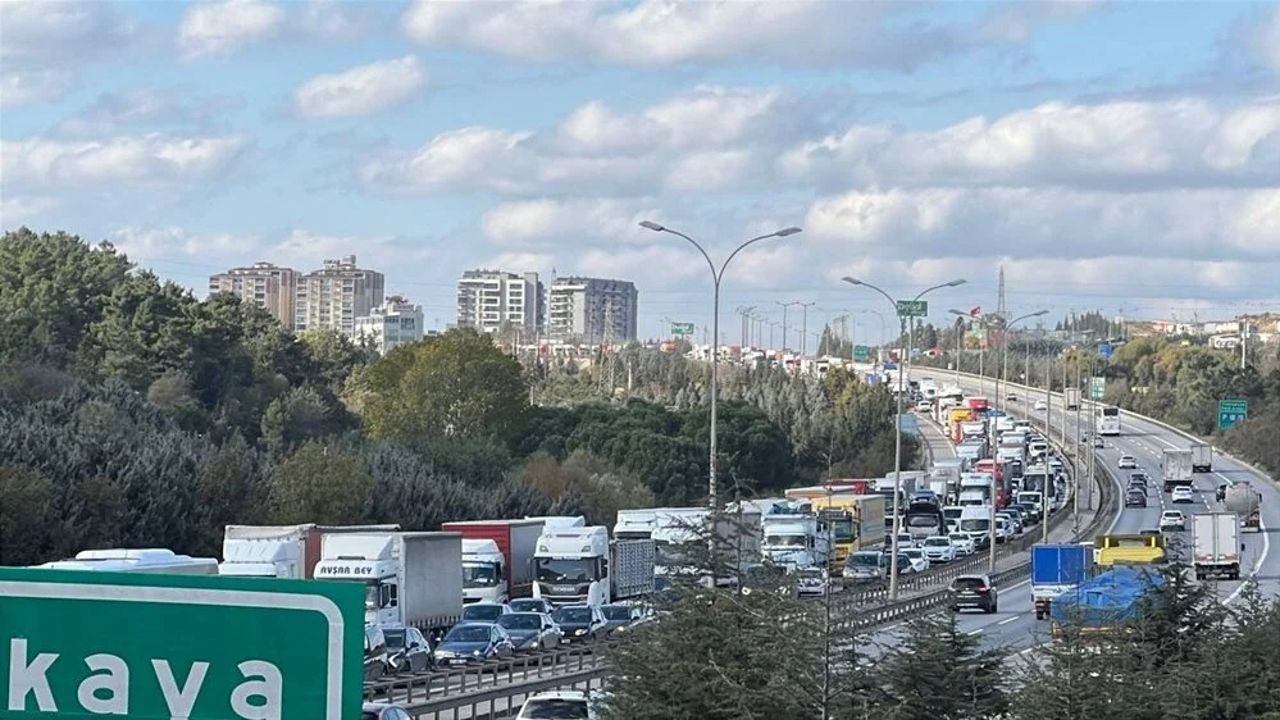 Otoyolda trafiği durduran kaza! Ankara yönünde uzun araç kuyrukları oluştu