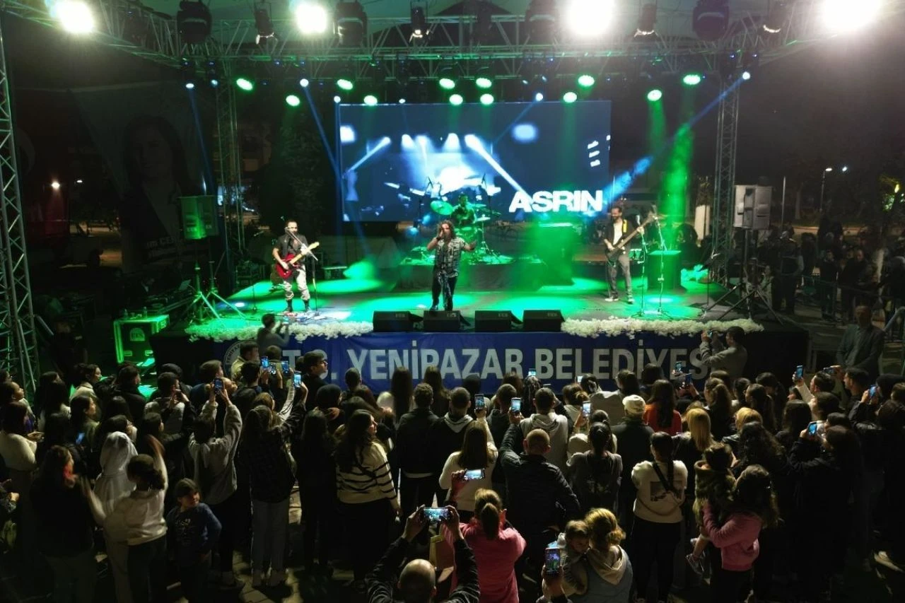 Sahneye çıkan sanatçı Bilal Sonses'e drone ile pide ikramı! - 2. Resim