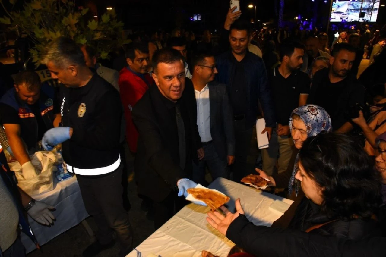 Sahneye çıkan sanatçı Bilal Sonses'e drone ile pide ikramı! - 1. Resim