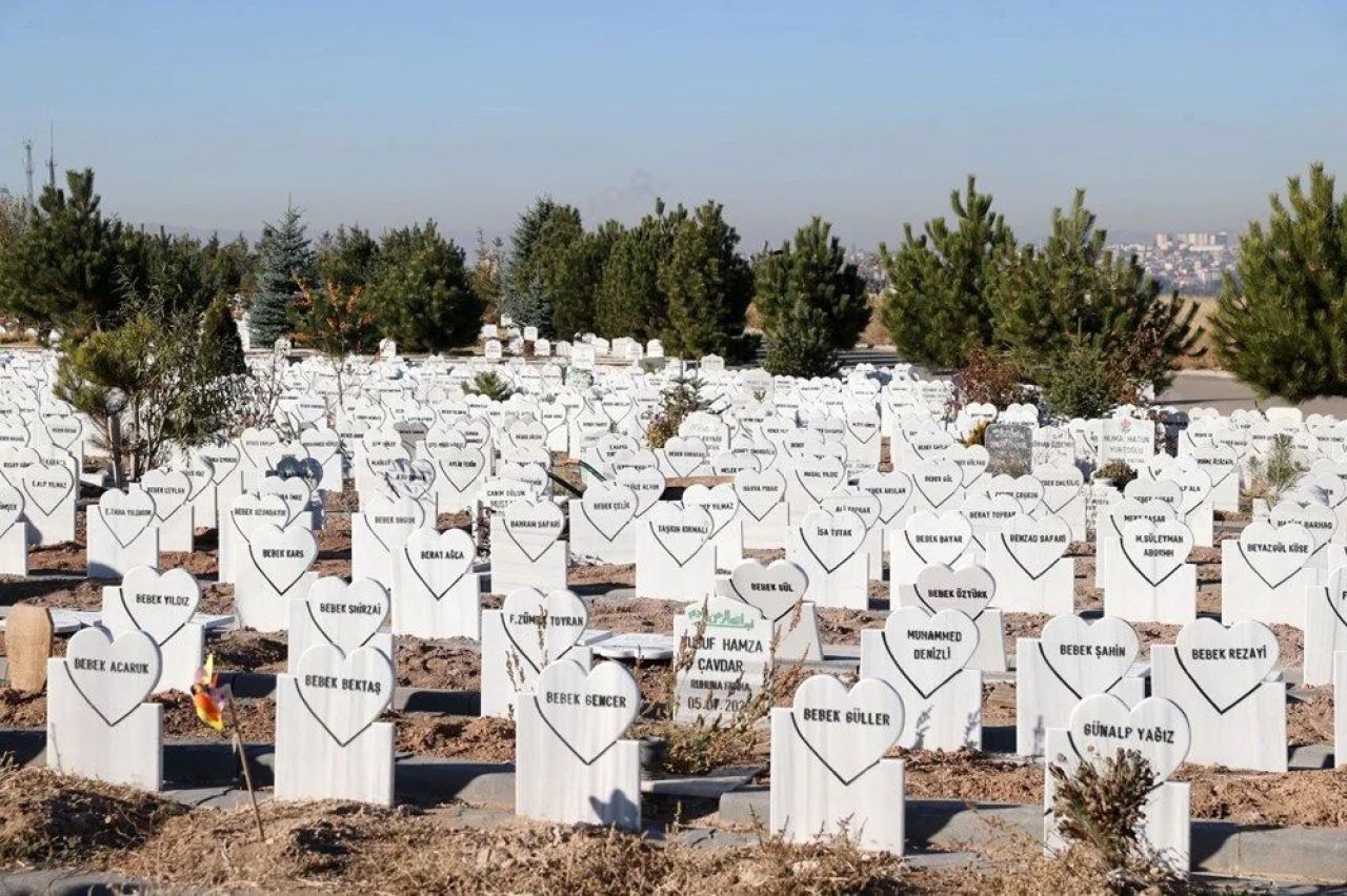 Sivas'ta arazide cesedi bulunan bebeğin mezar taşı yürekleri yaktı! 