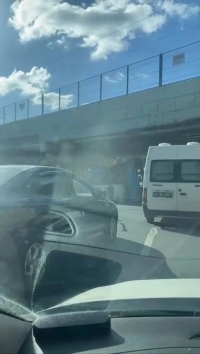 Aynı üst geçitte 8 ayda 5. kaza! Bakırköy'de vinç üst geçide çarptı, trafik kilitlendi - 2. Resim