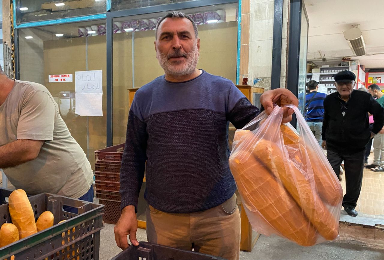 Ekmek 4 liraya düştü! Market önünde uzun kuyruklar oluştu - 1. Resim