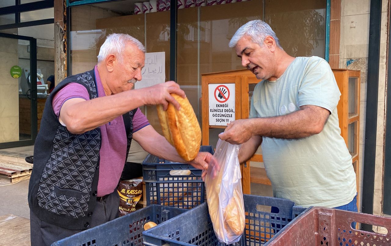 Ekmek 4 liraya düştü! Market önünde uzun kuyruklar oluştu - 3. Resim