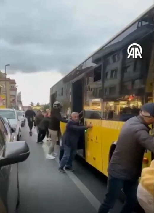 İETT yolda kaldı yolcular itti! O anlar kamerada - 1. Resim