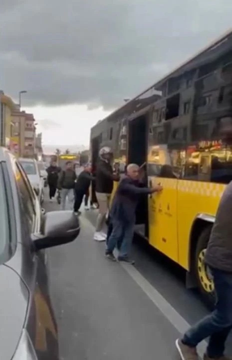 İETT yolda kaldı yolcular itti! O anlar kamerada - 2. Resim