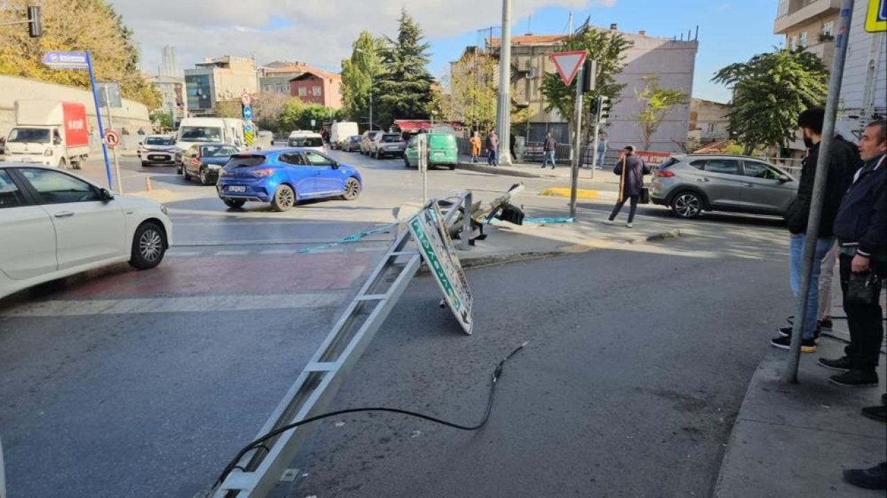 İstanbul'da facianın eşiğinden dönüldü! Elektrik telleri koptu, trafik levhası yola devrildi - 1. Resim