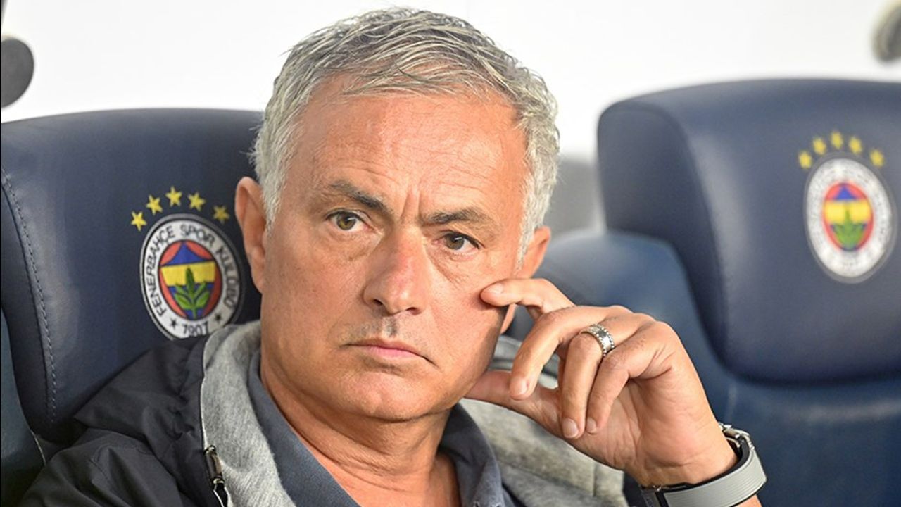 Jose Mourinho'nun AZ Alkmaar-Fenerbahçe maçında neden kulübede olmadığı gündem oldu - 1. Resim