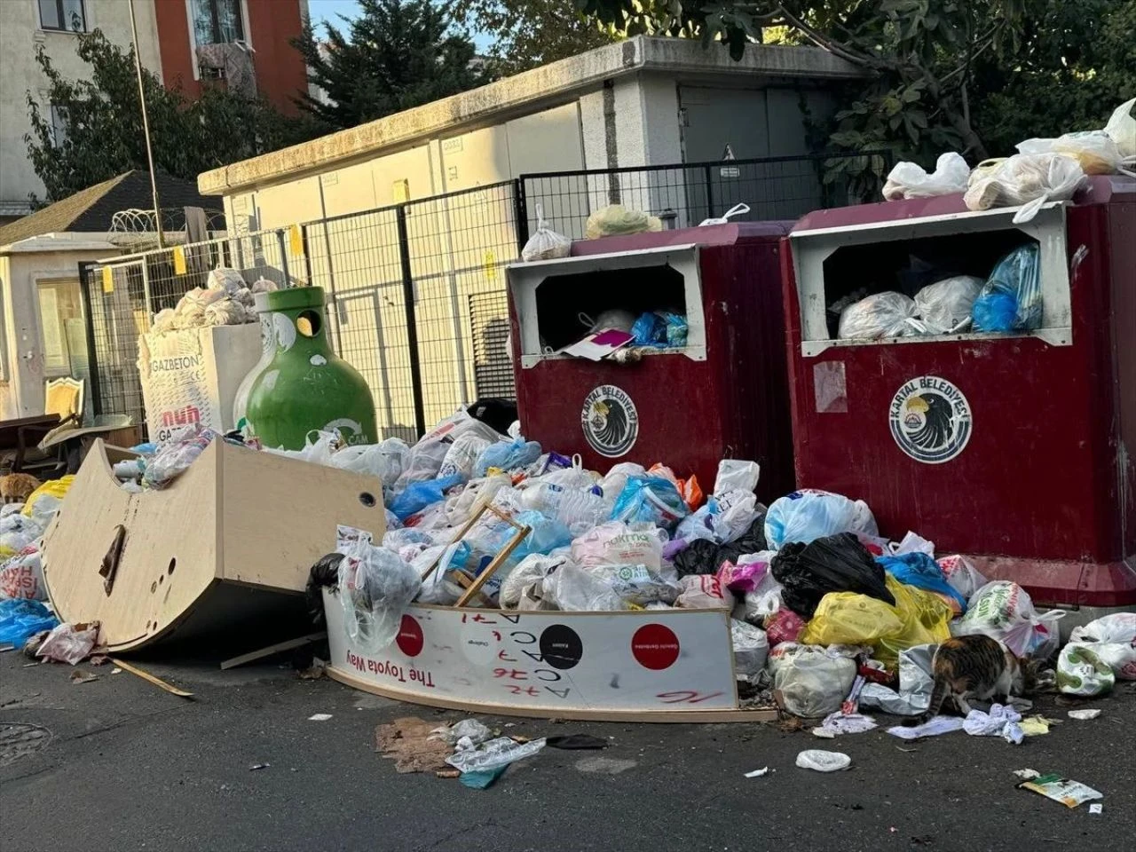 Kartal çöp dağlarıyla boğuşuyor! İşçiler iş bıraktı, ortalık kokudan geçilmiyor - 3. Resim