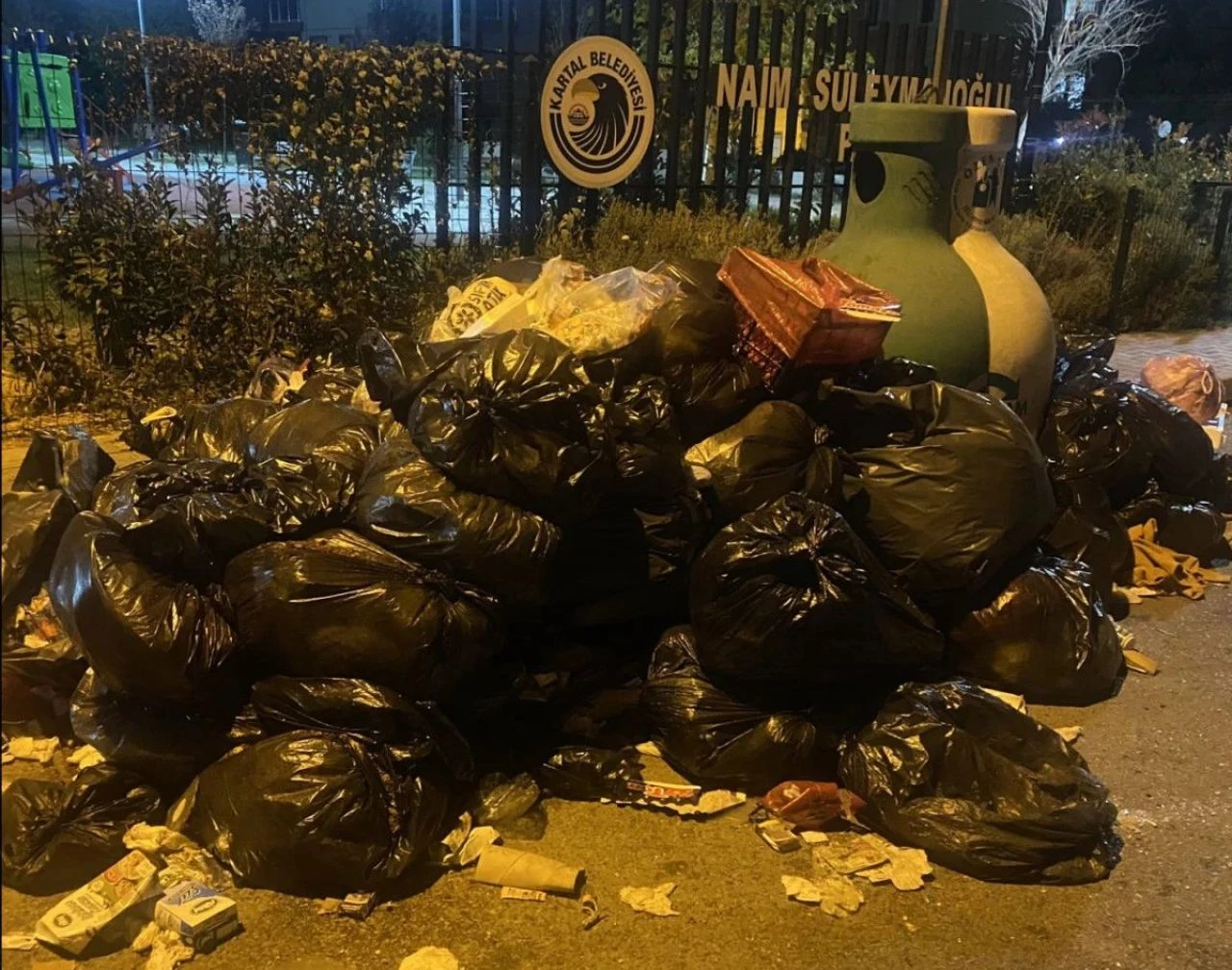 Kartal çöp dağlarıyla boğuşuyor! İşçiler iş bıraktı, ortalık kokudan geçilmiyor - 2. Resim